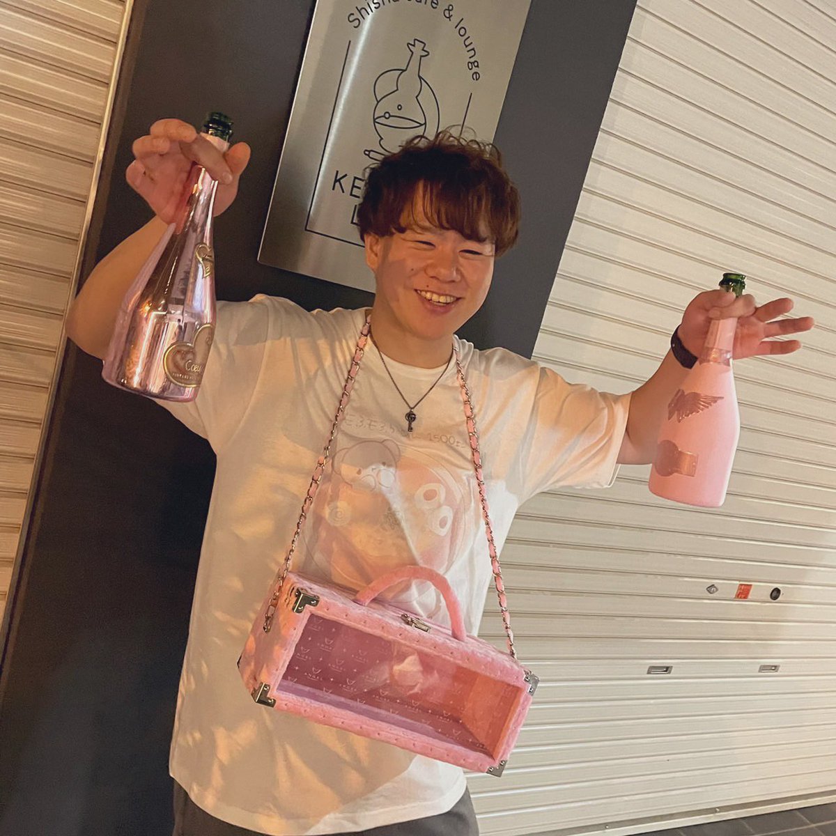 gen_gatari's tweet photo. 10年後の僕「俺も昔はコンカフェ嬢にガチ恋時期があってな〜w」

未来の娘「えー、パパ気持ち悪いよ…」

僕「い、今はお前が一番だぞっ！」

娘「やたっ！でもさ、パパがガチ恋してたコンカフェ嬢って誰なの？」

僕「それはな…」

そぼーろ「あなた〜♡ご飯できたわよ〜♡」

僕「お前のママだよ」 https://t.co/CgCnftX3fm