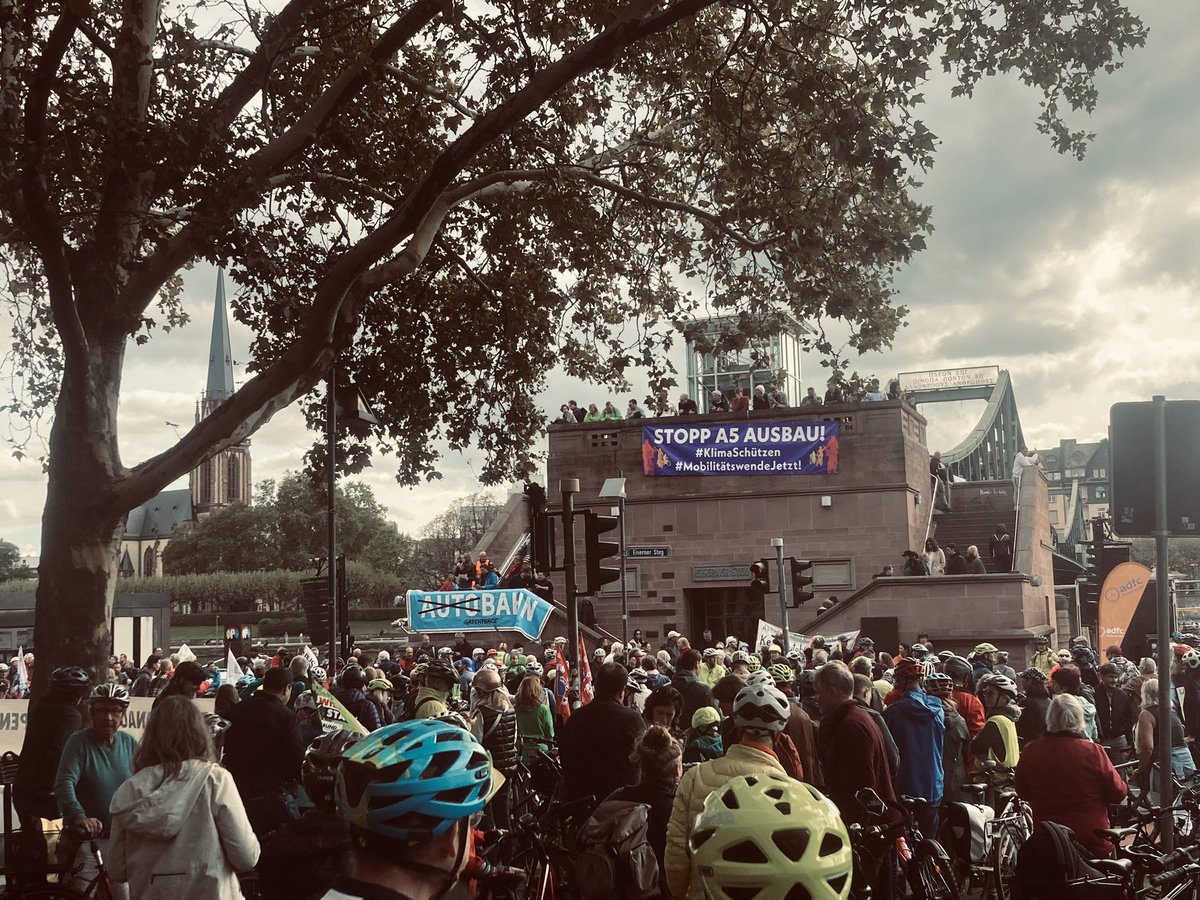 Zahlreiche #Fahrrad-Zubringerdemos sind bei der Startkundgebung gegen den #A5-Ausbau angelangt. Gleich geht es los gegen den Irrsinn, Mitten in der Klimakrise Milliarden in Autobahn-Ausbau zu stecken. Auch für Innenstädte bedeutet dies mehr Autoverkehr.
