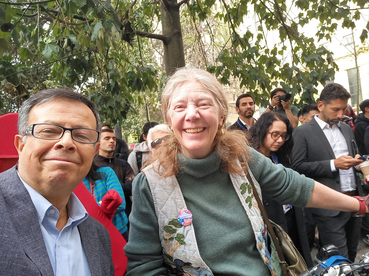 Hoy <a href="/LakeSagaris/">Lake Sagaris</a>, investigadora universitaria y luchadora social comprometida con el MedioAmbiente y una Ciudadania Activa, está de cumpleaños y movilizada a ser concejala por la comuna de Providencia,  🌻🎂🥧🍾