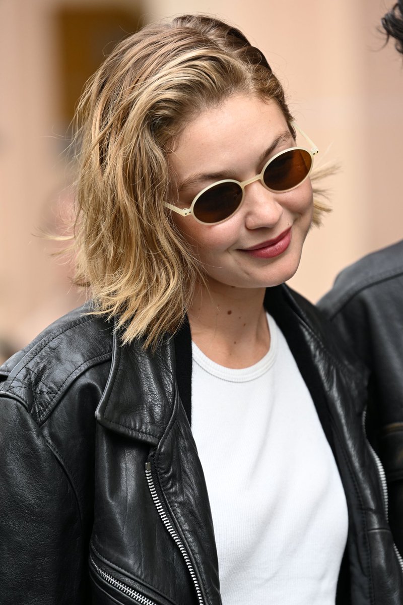📌| Gigi Hadid vista em Paris durante o  Paris Fashion Week. 

• 27/09