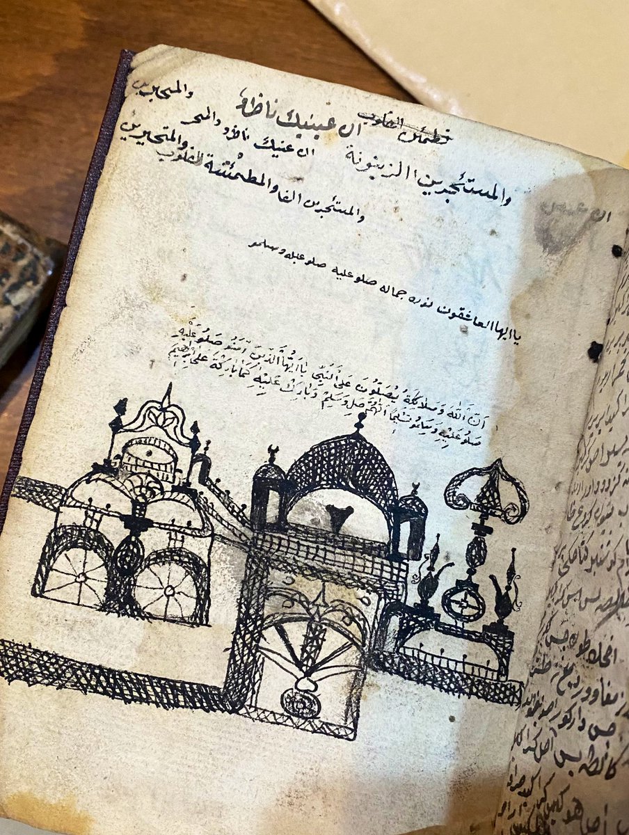 يا أيها العاشقون لنور جماله صلوا عليه وسلموا تسليما.
Ey cemâlinin nuruna âşık olanlar, ona (sav) salât ü selâm getirin.