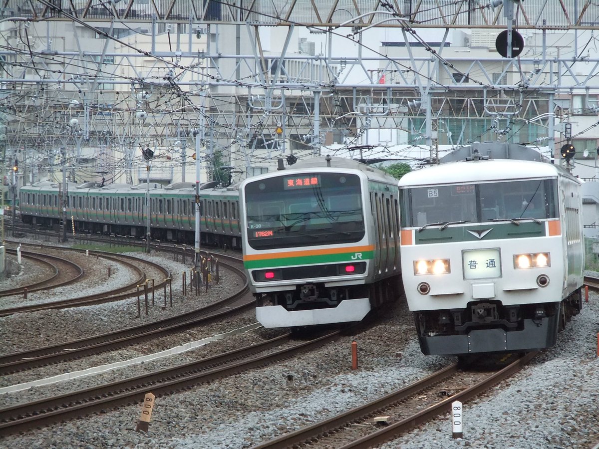 Tomo_Ishigaki's tweet photo. 「我が家に眠るちょっと懐かしの鉄道写真シリーズ」
E231系とすれ違う185系普通列車
@戸塚～大船2012.7.20
#185系 #521M https://t.co/VH6QeAEWvx