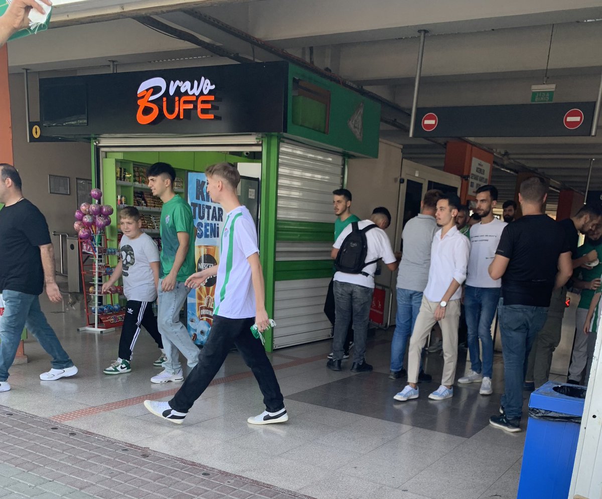 SeneSanki1963's tweet photo. Bu rezillik nedir böyle ya zorla insanları boyamaya çalışıyorlar insanlar turnikelerde sıra bekliyor kim bu insanlar? Tamam ekmek parası eyvallah ama bu fazla metrodan çıkamıyoruz sıra bekliyoruz turnikede bunlar karşılıyor bizi @enbiya_topal @EnsCelik16 @bsmedya @bursabuyuksehir https://t.co/A6wZw3OPON