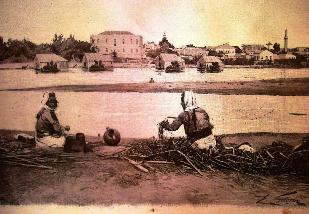 Adana'ya ait en eski fotoğraflardan birisi;
1898 yılında Seyhan nehri kıyısında çalışan iki kadın.
Karşıda un değirmenleri, 1898'de inşa edilen Adana Mekteb-i İdadisi ve diğerleri..