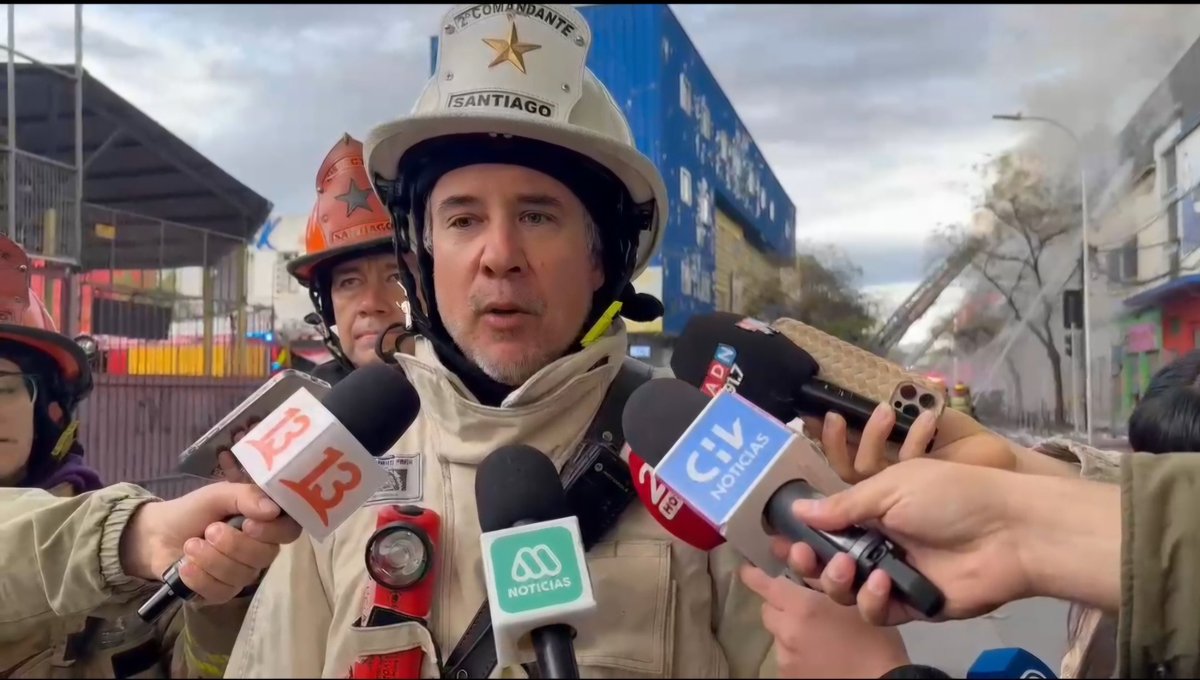cbsantiago's tweet photo. 🔴 AHORA: el 2° Comandante del Cuerpo de Bomberos de Santiago, Giorgio Tromben Marcone, informa a la prensa sobre la 3ª Alarma de #Incendio declarado en locales comerciales de San Alfonso y Sazié, en la comuna de Santiago.
#BomberosSantiago 
#ConstanciayDisciplina https://t.co/XztUHGzy71