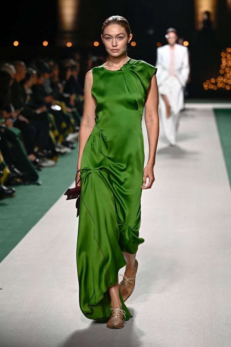 📸| Gigi Hadid  no desfile de durante o Paris Fashion Week - Paris. 

•27/09