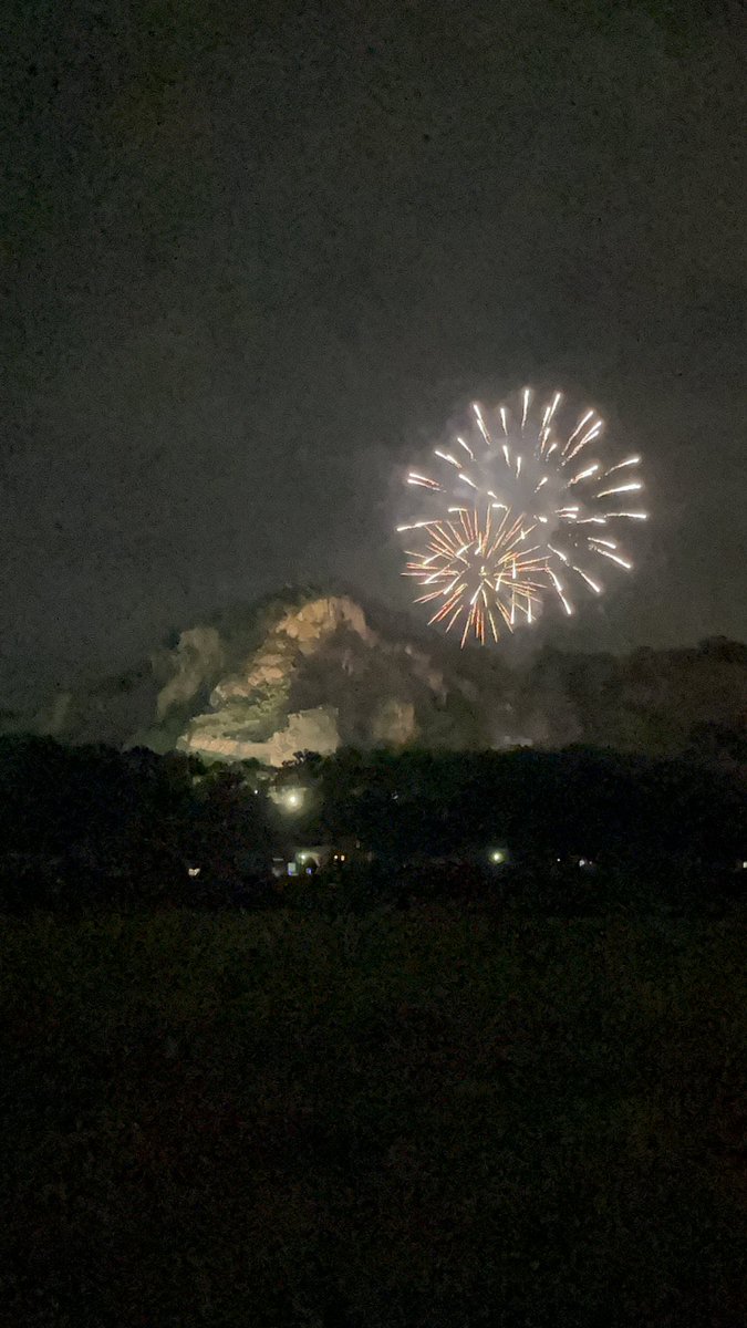sanomaru13's tweet photo. 2024.9.29 SPLASH MOUNTAIN 2024
開催場所:栃木県栃木市

今日はこちらへ！
岩舟駅近くの有名な岩場の近くでフェスが行われていたみたいで、そこの花火を見てきました！
フェスの花火だから時間はあまり期待してなかったけど、8分間くらい上げてたし岩山とのコラボがきれいでした✨
#花火
#栃木市 https://t.co/7WG66h2FGm