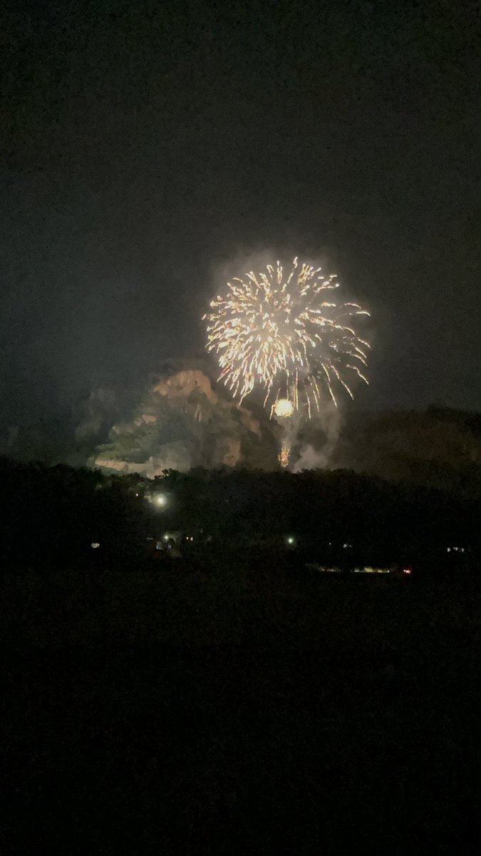 sanomaru13's tweet photo. 2024.9.29 SPLASH MOUNTAIN 2024
開催場所:栃木県栃木市

今日はこちらへ！
岩舟駅近くの有名な岩場の近くでフェスが行われていたみたいで、そこの花火を見てきました！
フェスの花火だから時間はあまり期待してなかったけど、8分間くらい上げてたし岩山とのコラボがきれいでした✨
#花火
#栃木市 https://t.co/7WG66h2FGm