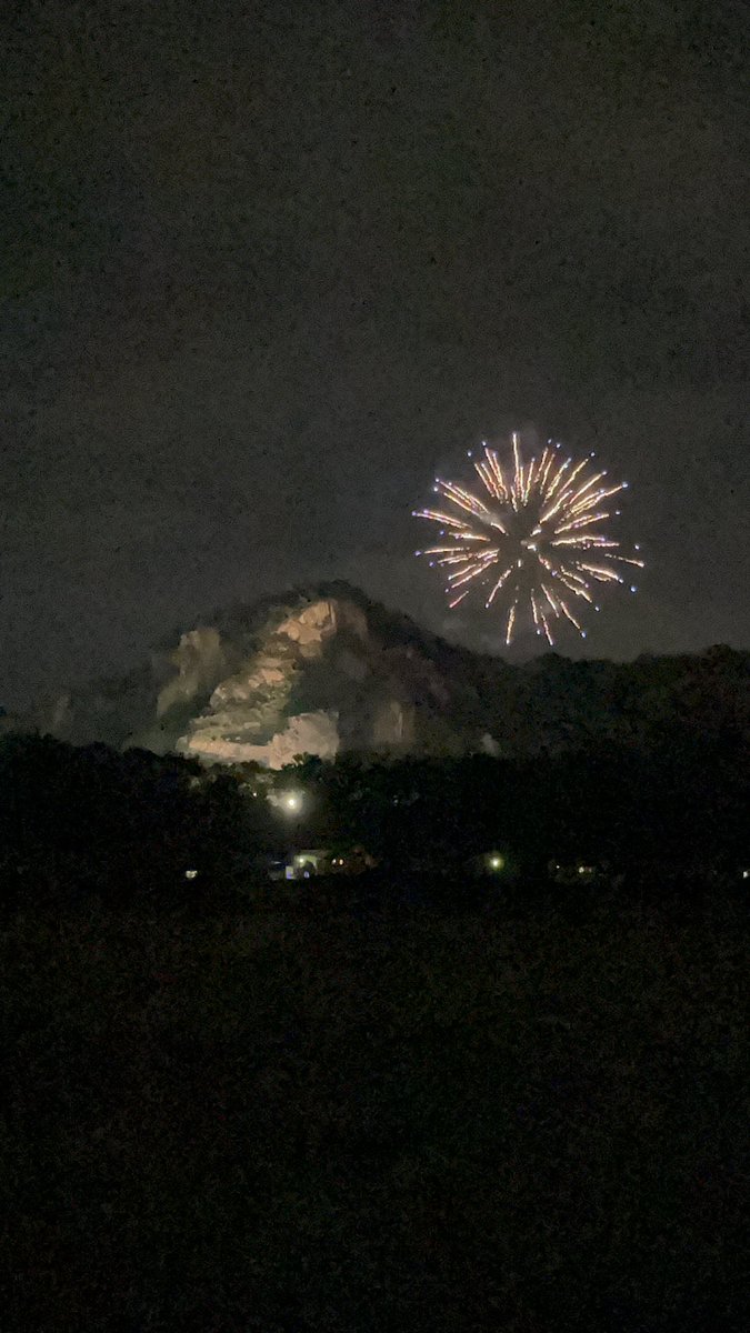 sanomaru13's tweet photo. 2024.9.29 SPLASH MOUNTAIN 2024
開催場所:栃木県栃木市

今日はこちらへ！
岩舟駅近くの有名な岩場の近くでフェスが行われていたみたいで、そこの花火を見てきました！
フェスの花火だから時間はあまり期待してなかったけど、8分間くらい上げてたし岩山とのコラボがきれいでした✨
#花火
#栃木市 https://t.co/7WG66h2FGm