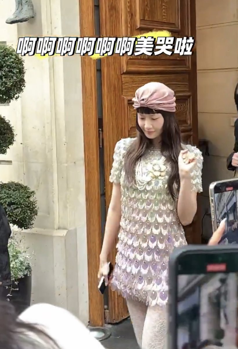 panlan530's tweet image. YOONA AT VALENTINO SS25 

#YOONAxValentinoSS25 #ValentinoSS25  #ParisFashionWeek #LIMYOONA #YOONA @MaisonValentino