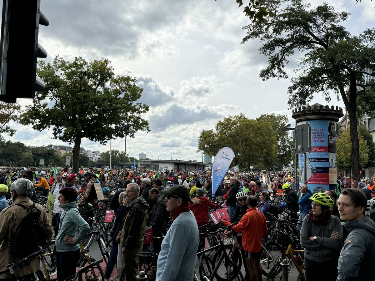 DrMWilk's tweet photo. Fahrraddemo gegen den Ausbau der A5 mitten durch Frankfurt. Gegen einen falschen Mobilitätsansatz von Vorgestern. Gegen Lärm, Feinstaub und Abgase auf zehn Spuren. #KlimaSchützen #MobilitätswendeJetzt #WaldstattAsphalt #SPDHessen ??? im Rectum der CDU https://t.co/NvHSE7xXsV