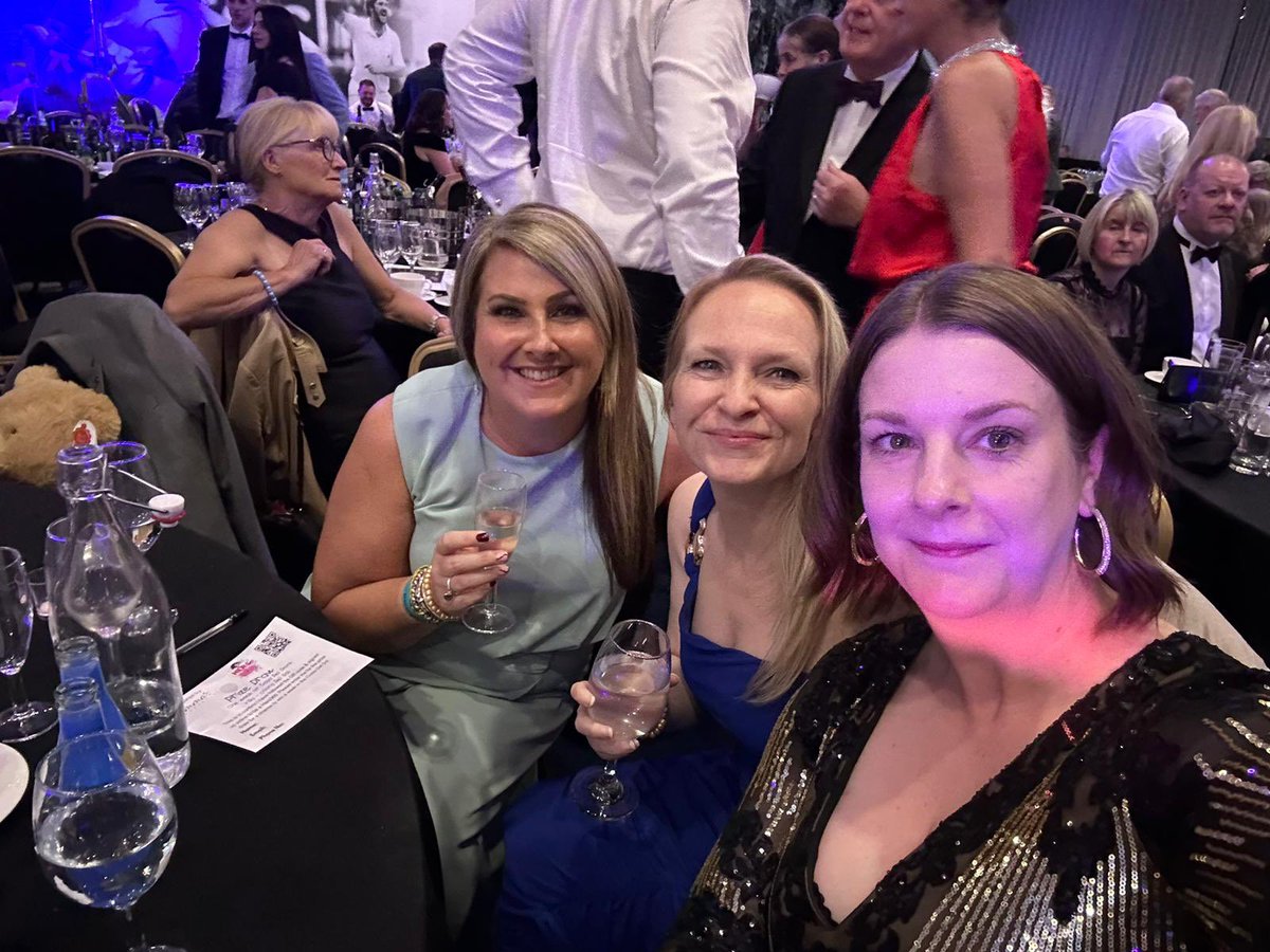 mrsfinch2016's tweet photo. Amazing evening and amazing cause #helpharryhelpothers 💖@harry_moseley I will treasure this teddy and its meaning 💙 lovely to see @benshephard again 👏 well done @TEL_group for your amazing sponsorship 🙌 @jennygoy @MaggieDuncan123 @Matt_McIver great friends 😍#friendshipgoals https://t.co/VsSVxrqkvA