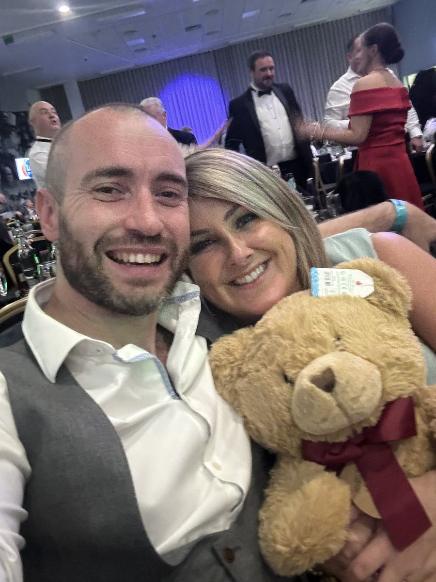 mrsfinch2016's tweet photo. Amazing evening and amazing cause #helpharryhelpothers 💖@harry_moseley I will treasure this teddy and its meaning 💙 lovely to see @benshephard again 👏 well done @TEL_group for your amazing sponsorship 🙌 @jennygoy @MaggieDuncan123 @Matt_McIver great friends 😍#friendshipgoals https://t.co/VsSVxrqkvA