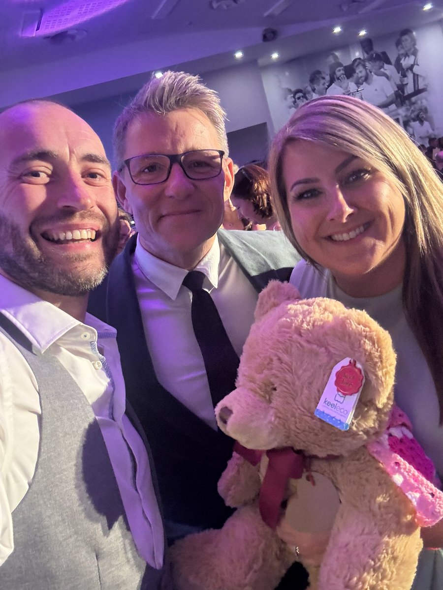 mrsfinch2016's tweet photo. Amazing evening and amazing cause #helpharryhelpothers 💖@harry_moseley I will treasure this teddy and its meaning 💙 lovely to see @benshephard again 👏 well done @TEL_group for your amazing sponsorship 🙌 @jennygoy @MaggieDuncan123 @Matt_McIver great friends 😍#friendshipgoals https://t.co/VsSVxrqkvA