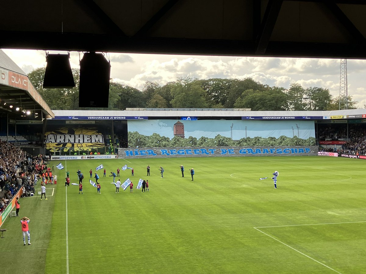 Heerlijke derbysfeer op uitverkochte Vijverberg. Kom aan Superboeren!! #gravit