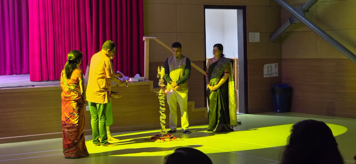 cgidubai's tweet photo. Sanskrit Bharti, in collaboration with the Consulate, organized Samskritotsava-2024 on September 28. DCG Shri Yatin Patel joined members of Sanskrit Bharti for this culmination of cultural and educational programs for students in Sanskrit. https://t.co/1DrHgPUHqM