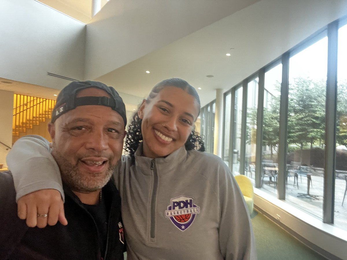 coachsearight's tweet image. It’s nice 😊 catching up ⬆️ with @andra_ehunter out here coaching AAU 🏀. This young lady was amazing 🤩 in Section 1 🏀 and in College @ U-Conn/Miss.State. #KeepDoing