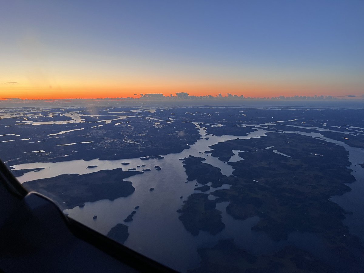 Quand le téléphone sonne à 3h30 et que le message automatique de l’hôtel me réveille, je me demande vraiment ce que je fais là…
Moins de 3h plus tard, je me souviens pourquoi. #scandinavia #pilotlife #fromabove