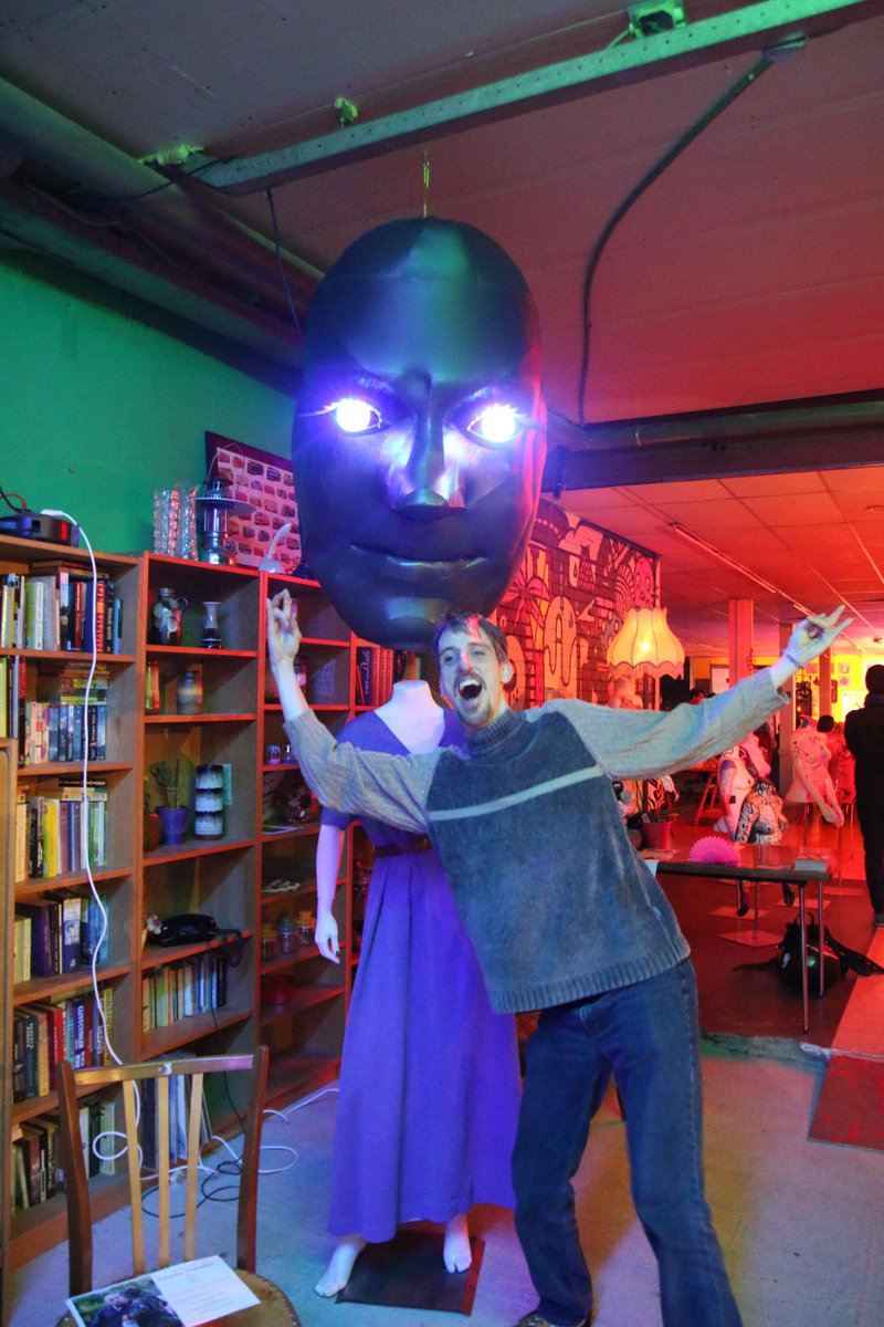 Ronald de altijd vrolijke vrijwilliger! 🌟😊

#Toko51 #OudeWesten #Rotterdam #Creativiteit #WestKruiskade #CretopiaRotterdam
#poppodium #kunst #cultuur