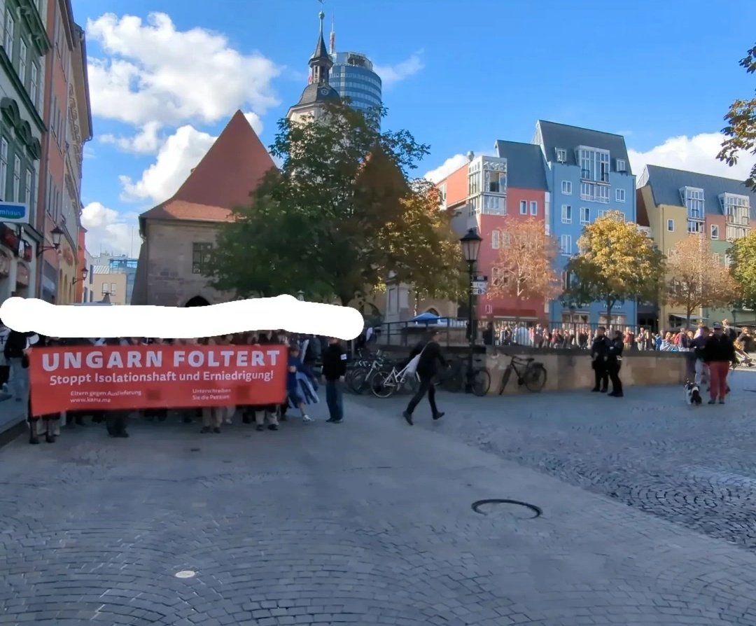 Gestern gingen über 400 Leute in #Jena, darunter viele Eltern, Geschwister und Partner:innen von Beschuldigten aus dem #BudapestKomplex oder dem #AntifaOst Verfahren auf die Straße. Bewegende Reden, Postkarten an Politiker:innen und ein kraftvoller Demozug! 
#NoExtradition