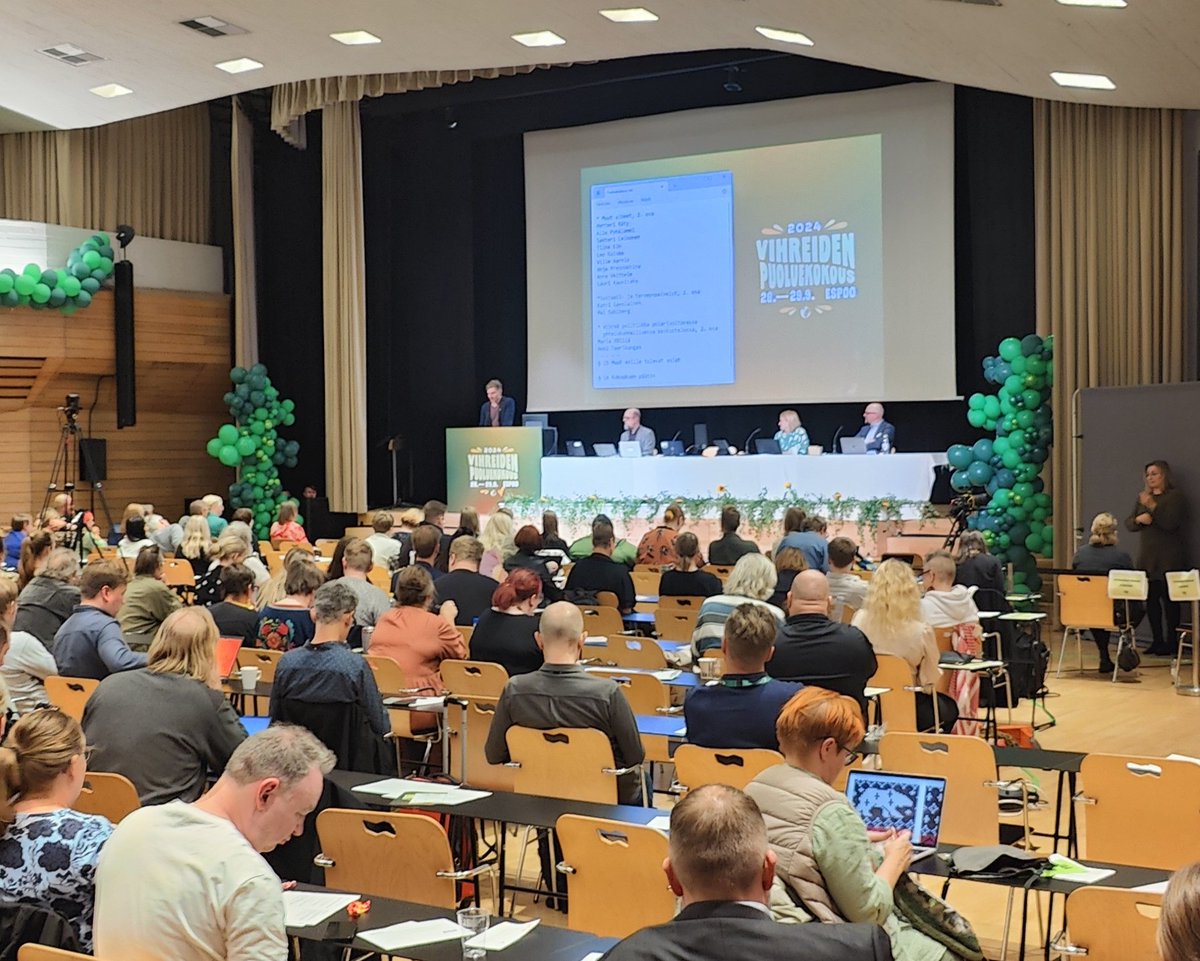 Viikonloppu vierähti <a href="/vihreat/">Vihreät - De Gröna</a> #puoluekokous. Kiitos <a href="/VirtaSofia/">Sofia Virta</a> ja <a href="/amoring/">Anna Moring</a> ja moni muu keskusteluista ja kohtaamisista! Ilo jatkaa yhteistyötä <a href="/tradenomit/">Tradenomit</a>  Maailman paras työelämä ja osaaminen -tavoitteen eteen!