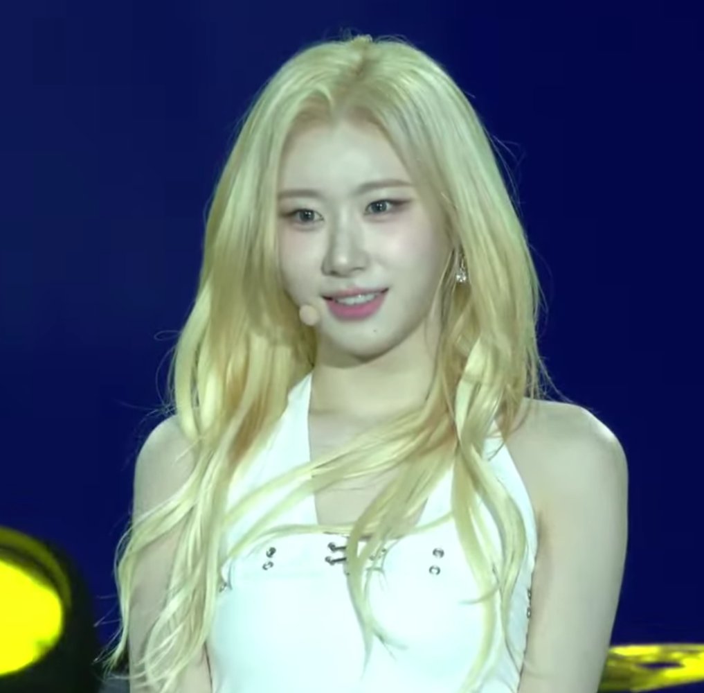 LCRuniverse's tweet photo. BLONDE CHAERYEONG LOOKS FINE ON HER 😭😭😭 https://t.co/SQkUtXGveQ