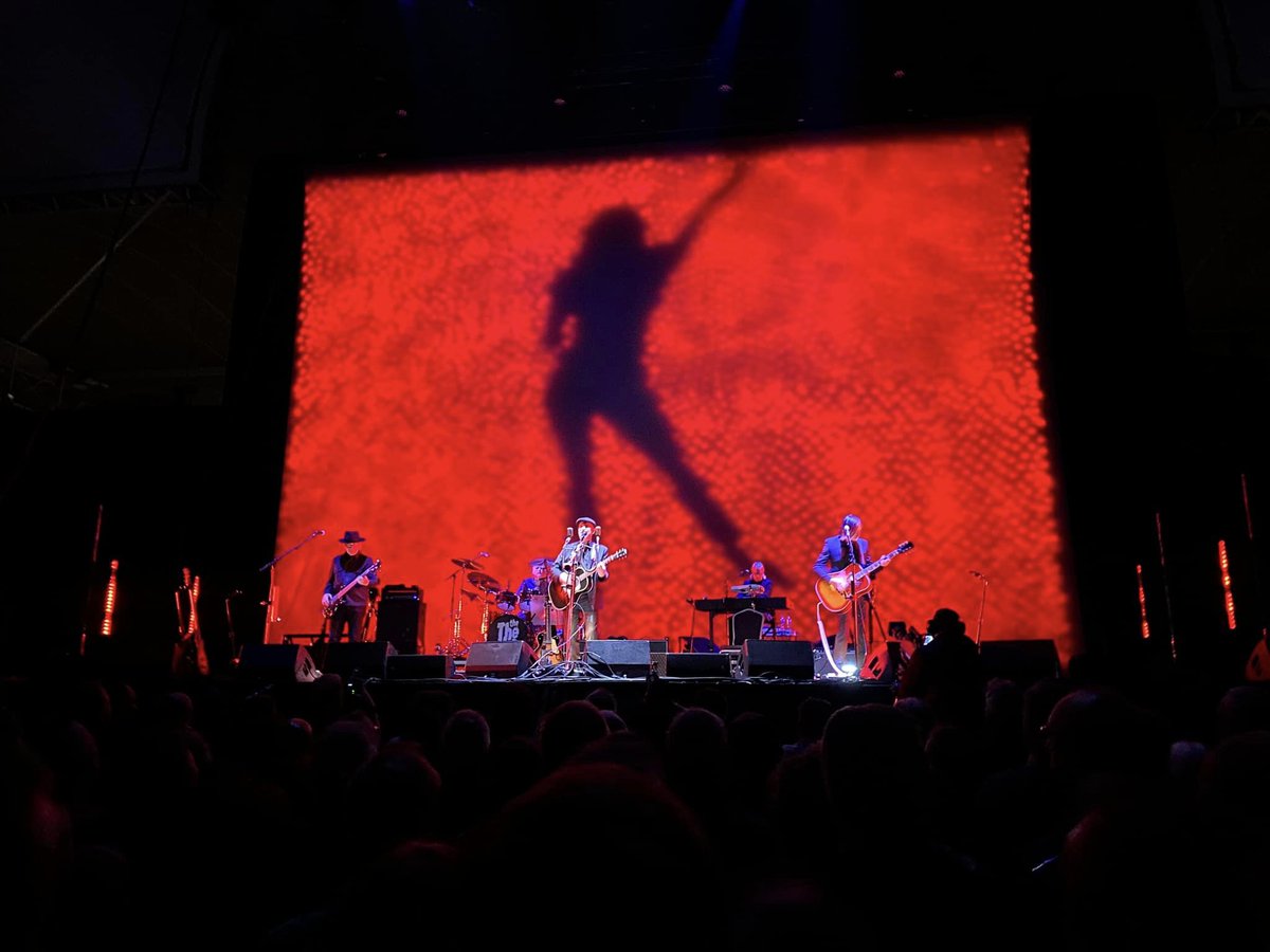 minimaxcreative's tweet photo. @thethe Tales of the Unexpected-esque backdrop. This is not my pic btw... my phone remained in my bag for the entire show... you're welcome https://t.co/TfcLsEu9Ck