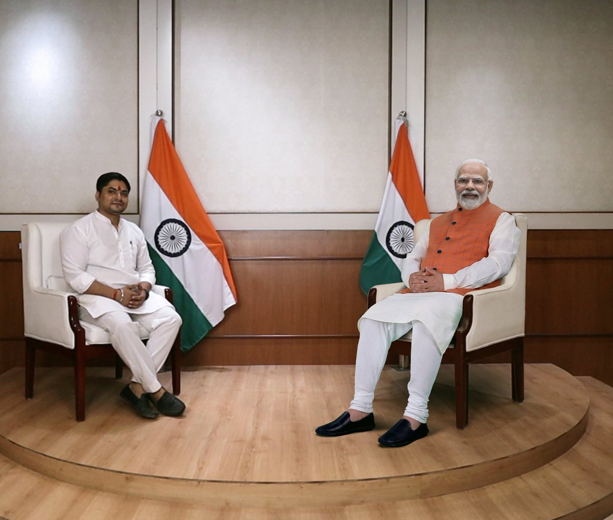 rajeshchowdhery's tweet image. अपने मन में एक लक्ष्य लिए 
मंज़िल अपनी प्रत्यक्ष लिए
हम तोड़ रहे हैं जंजीरें
हम बदल रहे हैं तस्वीरें
ये नवयुग है, नव भारत है।
खुद लिखेंगे अपनी तकदीरें
हम निकल पड़े हैं प्रण करके
अपना तन-मन अर्पण करके
जिद है एक सूर्य उगाना है।
अम्बर से ऊँचा जाना है
एक भारत नया बनाना है।