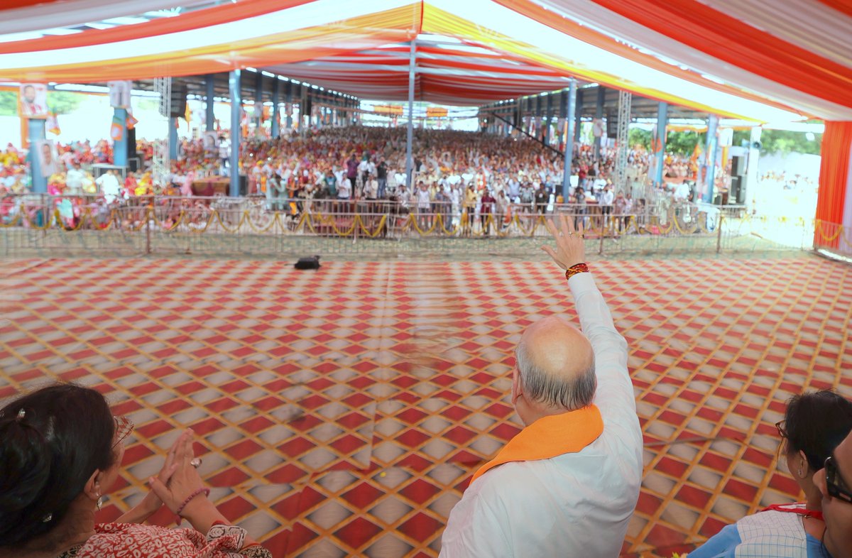 AmitShah's tweet photo. भाजपा ने गत 10 वर्षों में हरियाणा को कांग्रेस के कट, कमीशन और करप्शन के शासन से मुक्त कर एक पारदर्शी और गरीब-कल्याण के प्रति समर्पित सरकार दी है। हरियाणा वासी एक बार फिर कमल खिलाकर भाजपा को सेवा का मौका देने के लिए तैयार हैं। नांगल चौधरी जनसभा की तस्वीरें... https://t.co/VRdvwpMM29