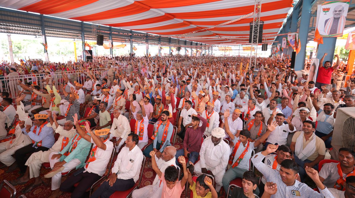 AmitShah's tweet photo. भाजपा ने गत 10 वर्षों में हरियाणा को कांग्रेस के कट, कमीशन और करप्शन के शासन से मुक्त कर एक पारदर्शी और गरीब-कल्याण के प्रति समर्पित सरकार दी है। हरियाणा वासी एक बार फिर कमल खिलाकर भाजपा को सेवा का मौका देने के लिए तैयार हैं। नांगल चौधरी जनसभा की तस्वीरें... https://t.co/VRdvwpMM29