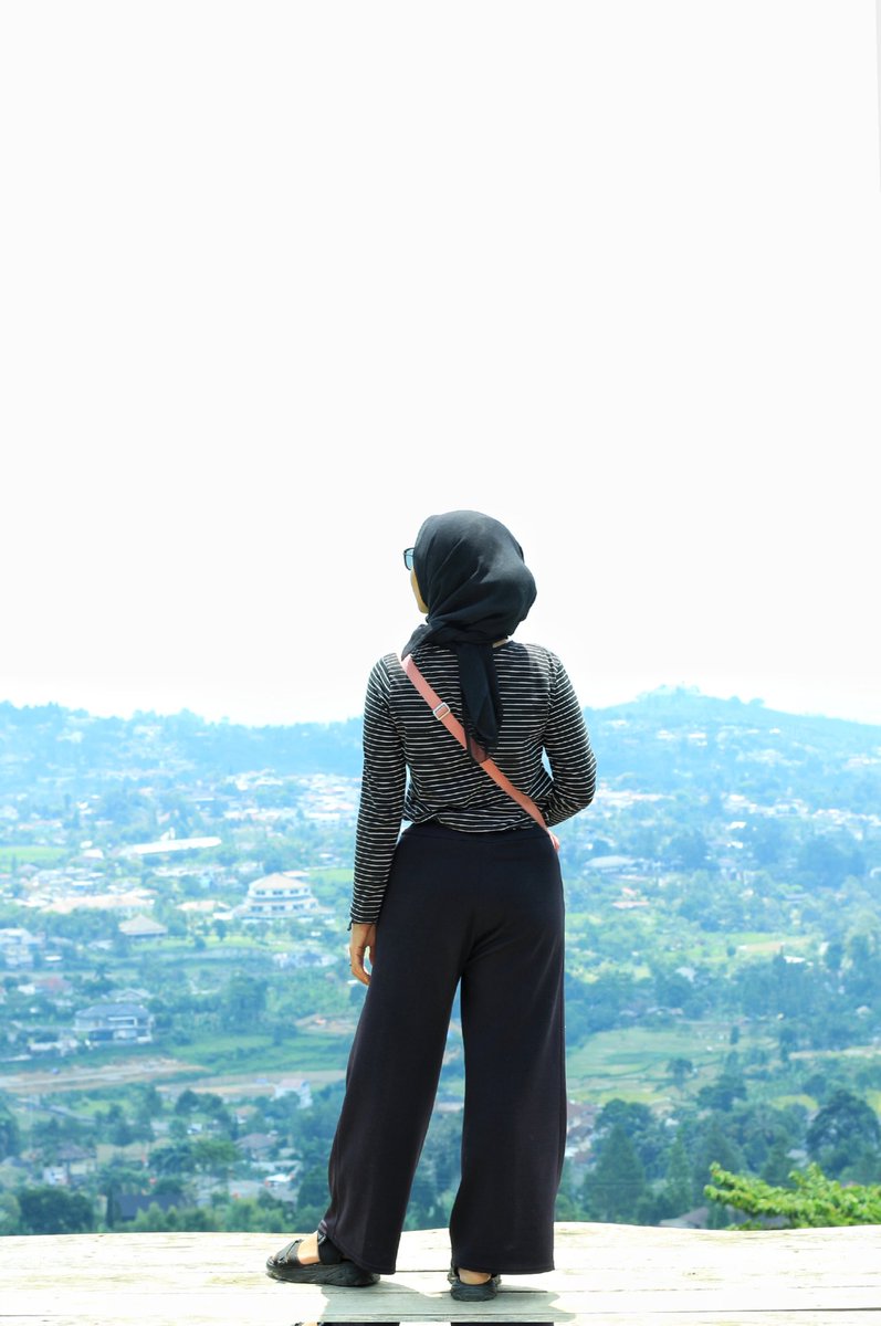 Lantas apa yang kita cari untuk menikmati masa tua selain seseorang untuk berdiskusi saat menjelang tidur, berbicara hal remeh namun jenaka, bercengkrama tanpa kata tetapi menimbulkan tawa.