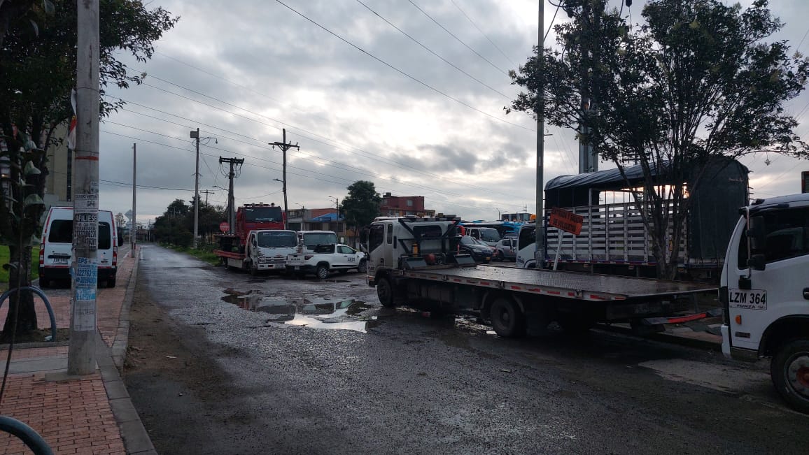 DIEG0VILLAMIL's tweet photo. @SectorMovilidad @Bogota En Villa del Rio hay un parqueadero que deja vehiculos de carga pesada afuera y durante toda la noche, además los ubica sobre los andenes peatonales. Nadie hace nada, es de todos los días. https://t.co/u7WNrRddkU