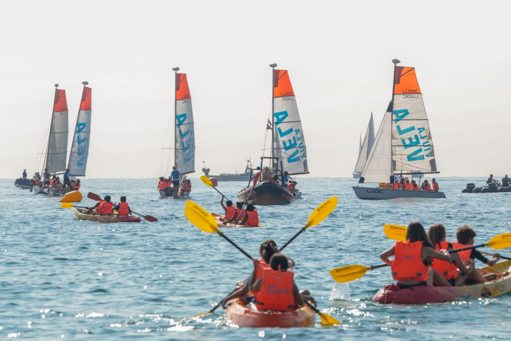 ⛵ Un miler d'infants gaudeixen de la festa #Viulavela a la platja de la Nova Icària.

🧒 Prop de 5.000 infants participaran aquest curs en el projecte, que té per objectiu promoure els esports nàutics als centres educatius de Barcelona.

🔗 i.mtr.cool/rknoujvebe