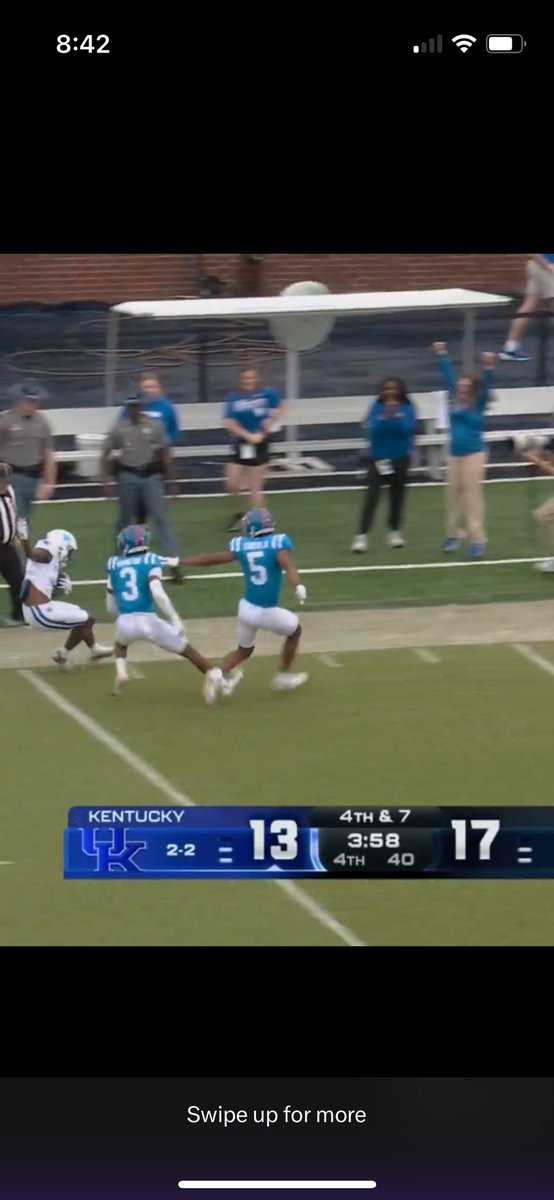 teeroyhowell's tweet photo. Only 3 people can gain 20 extra yards after this:

Barion Brown
Reggie Bush
Montavin Quisenberry

@ReggieBush 
@MontavinQuisen1 https://t.co/GCbvaY9OkM