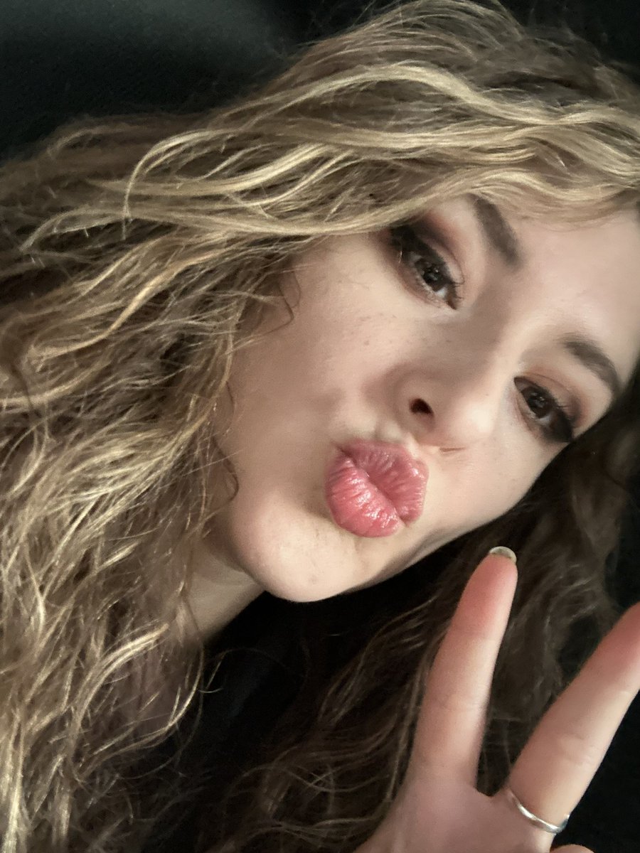 out of my mothica cosplay and back to mckenzie core ☺️✌🏻