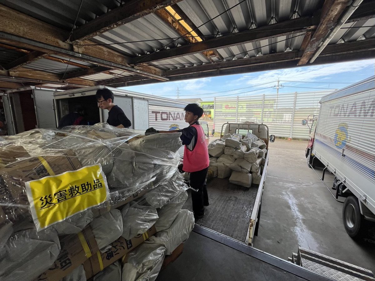uedaman315's tweet photo. 週末までに災害救助支援として
角スコップ800丁届ける支援をしました
メーカー様、依頼したその日中の発送誠にありがとうございます
しかし
まだただ機材が不足してます
動いてください
よろしくお願いします
上を見ずに現場を見てください
知事も国会議員も表敬訪問でなく
現地にて活動してみたらわかると思います
しないといけないけどできてないことを
リストアップして慎重報告していただきたいです