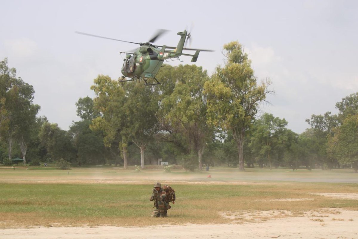 VajraCorps_IA's tweet photo. #StrongAndCapable
#OnPathToTransformatiom
#Synergy&Integration

Troops of #GoldenArrow Division train for #SpecialHeliborneOperations with Army Aviation to further refine drills for rapid deployment to carry out precision strikes into hostile territory. 

@adgpi
@westerncomd_IA
@pro_defence
