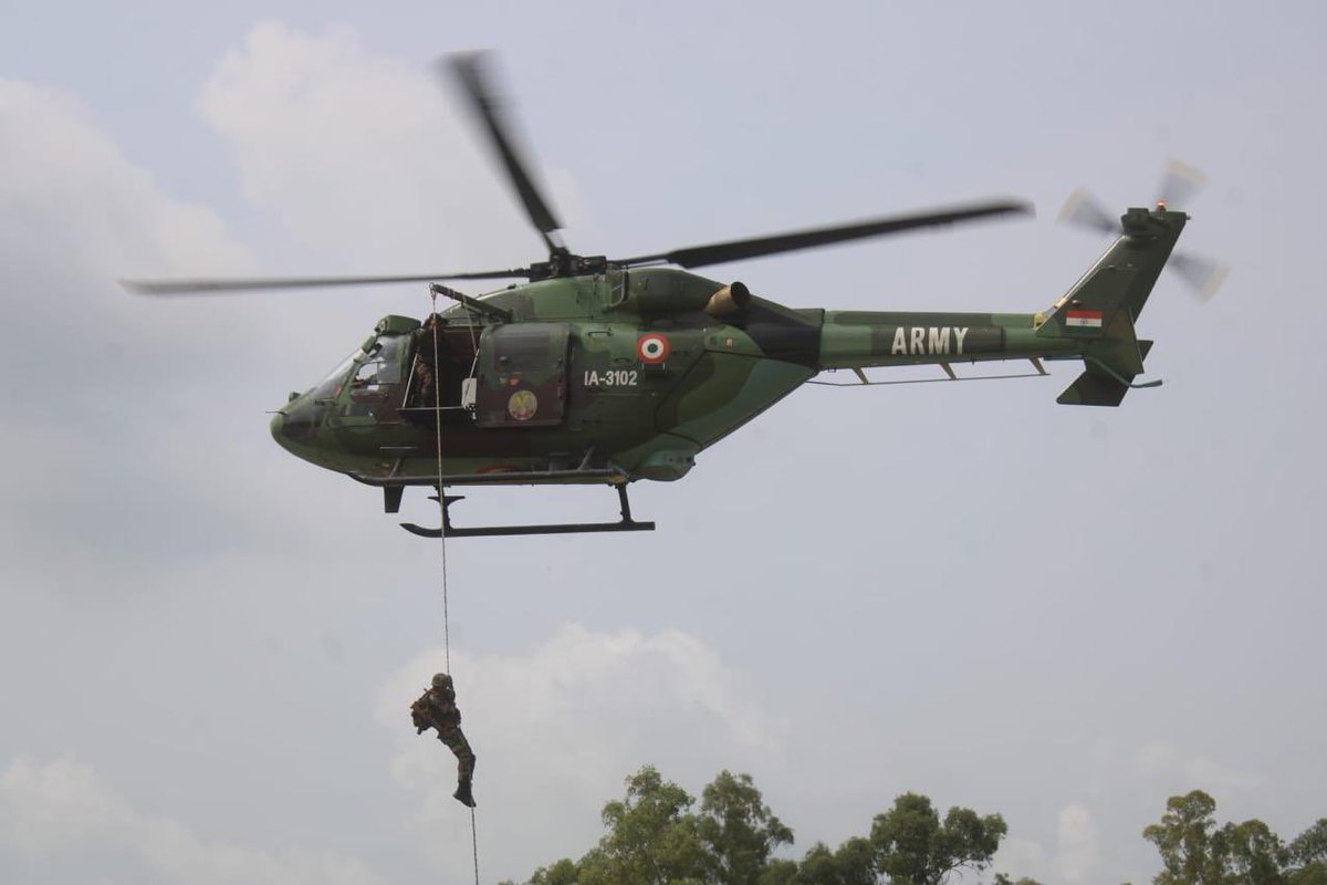 VajraCorps_IA's tweet photo. #StrongAndCapable
#OnPathToTransformatiom
#Synergy&Integration

Troops of #GoldenArrow Division train for #SpecialHeliborneOperations with Army Aviation to further refine drills for rapid deployment to carry out precision strikes into hostile territory. 

@adgpi
@westerncomd_IA
@pro_defence