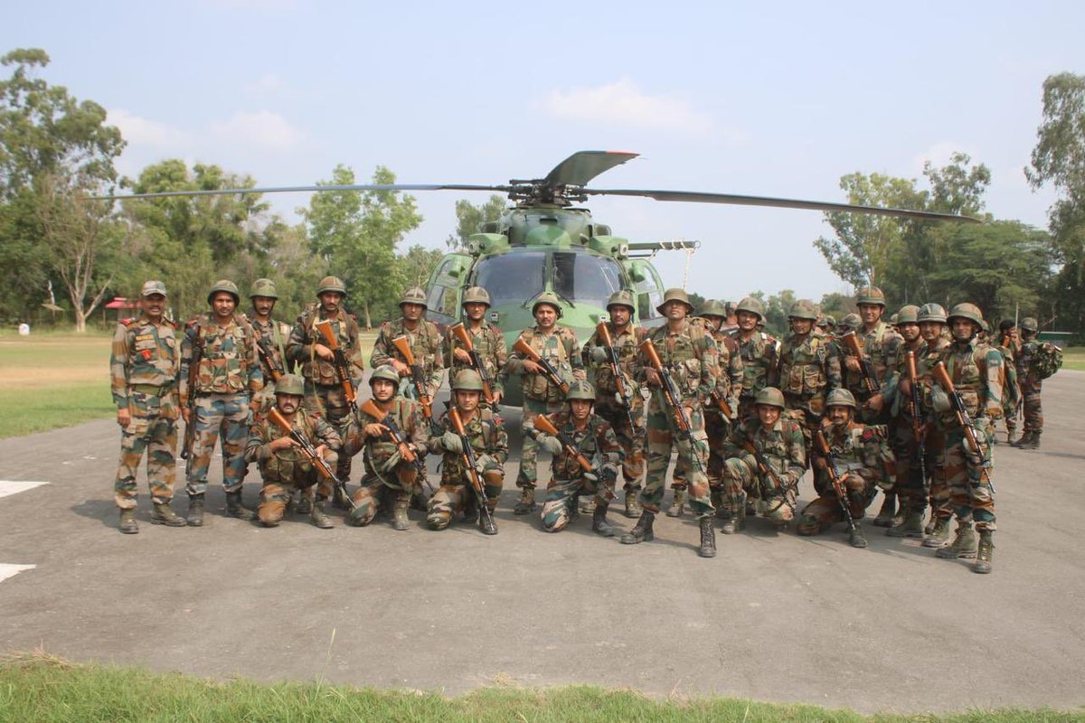 VajraCorps_IA's tweet photo. #StrongAndCapable
#OnPathToTransformatiom
#Synergy&Integration

Troops of #GoldenArrow Division train for #SpecialHeliborneOperations with Army Aviation to further refine drills for rapid deployment to carry out precision strikes into hostile territory. 

@adgpi
@westerncomd_IA
@pro_defence