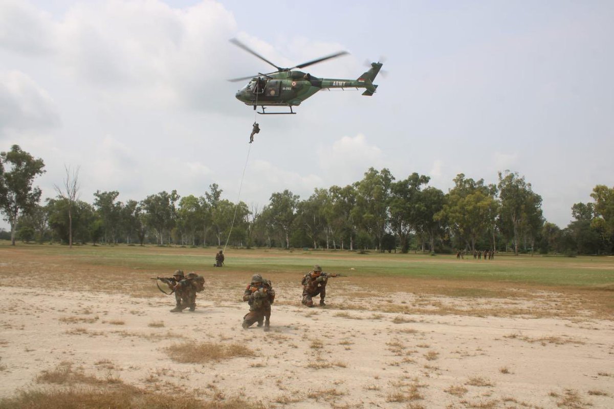 VajraCorps_IA's tweet photo. #StrongAndCapable
#OnPathToTransformatiom
#Synergy&Integration

Troops of #GoldenArrow Division train for #SpecialHeliborneOperations with Army Aviation to further refine drills for rapid deployment to carry out precision strikes into hostile territory. 

@adgpi
@westerncomd_IA
@pro_defence