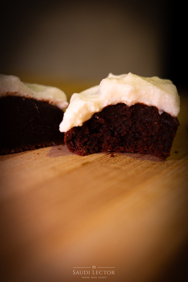 فيه وصفة لكوكيز بنكهة التيراميسو من منتصف السنة وأنا أحاول أسويها وتفشل معي بسبب دقة خطواتها اللي تتطلب توقيت ما تقدر تحيد عنّه حتى قيد أنملة. سويتها في الويكند، وفشلت مجدداً ولله الحمد، بس على الأقل هالمرّة فشلها محدود بشكلها. أما الطعم، فكان أقل ما يقال عنه: خراااافي.

خلونا