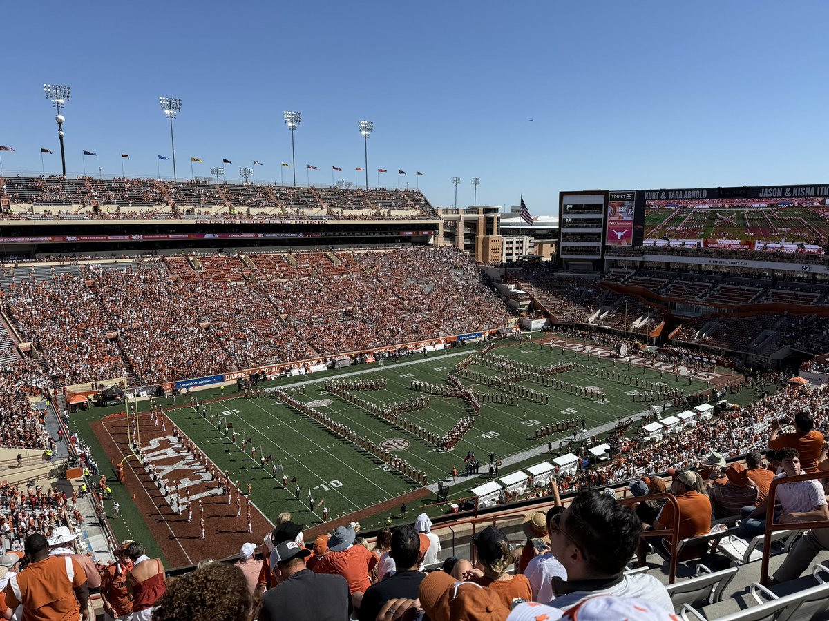 geekettebits's tweet image. Hook ‘em horns! Don’t love direct sunlight (but got my vitamin D in!) Glad we won, that my @UTHDO battle buddy could come, and spending time with the hub’s fam. I miss coming up for classes, I could do another semester! (And procrastinate lol) 🤘🤘🫶