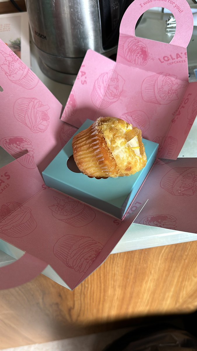 BSc_Graduate's tweet photo. @lolascupcakes brought some cupcakes from the Tottenham station branch today and every single cupcake that I purchased has been deliberately put in the box upside down or squashed in. I refuse to believe that 3/3 were accidents. https://t.co/SXeiElNgh1