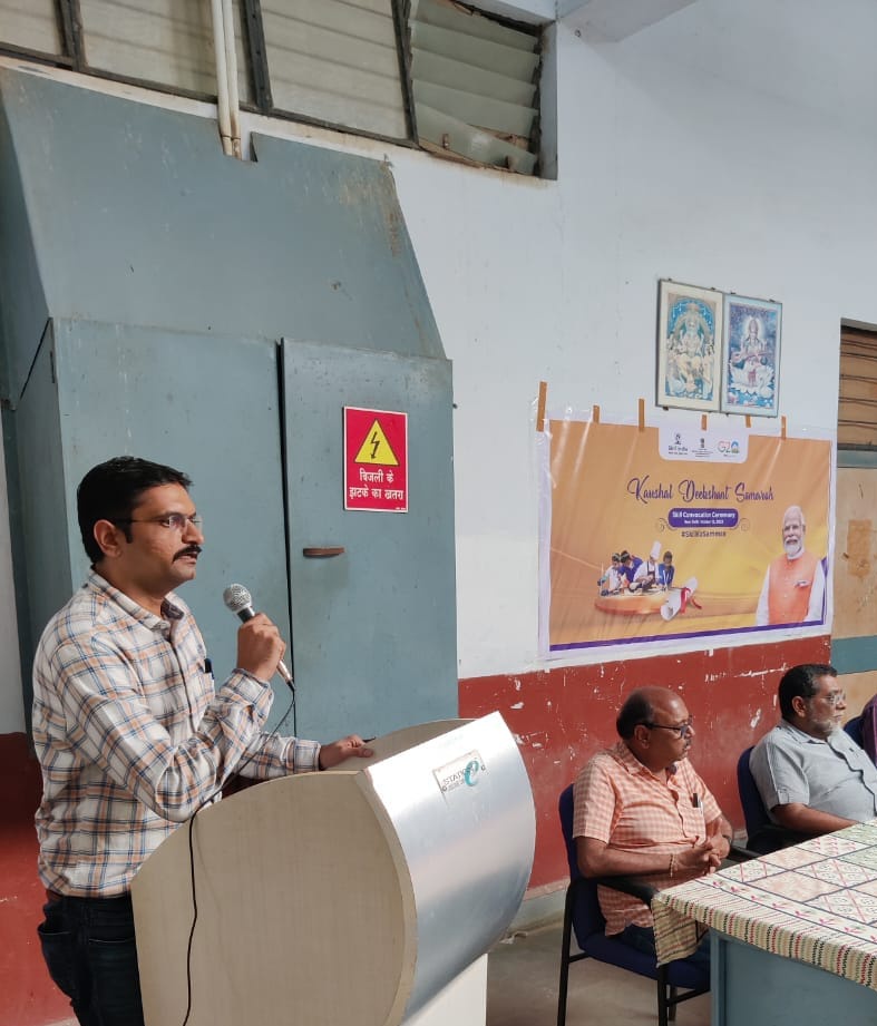 આમ  શ્રી વાળા સાહેબ આપ પાસે 03-03 સંસ્થાનો ચાર્જ હોય અને કામનું ભારણ રહેતું હોવા છતાં આપ સાહેબ દ્વારા આઈ.ટી.આઈ કેશોદ ને અલગ સ્તરે લઈ જવા ખૂબ જ પ્રસંશનીય અને અદભુત કામગીરી કરી રહયા છો.જે બદલ તમામ સ્ટાફ અને તાલીમાર્થીઓ આપ સાહેબ નો જેટલો આભાર માનીએ એટલો ઓછો પડે....💐💐💐