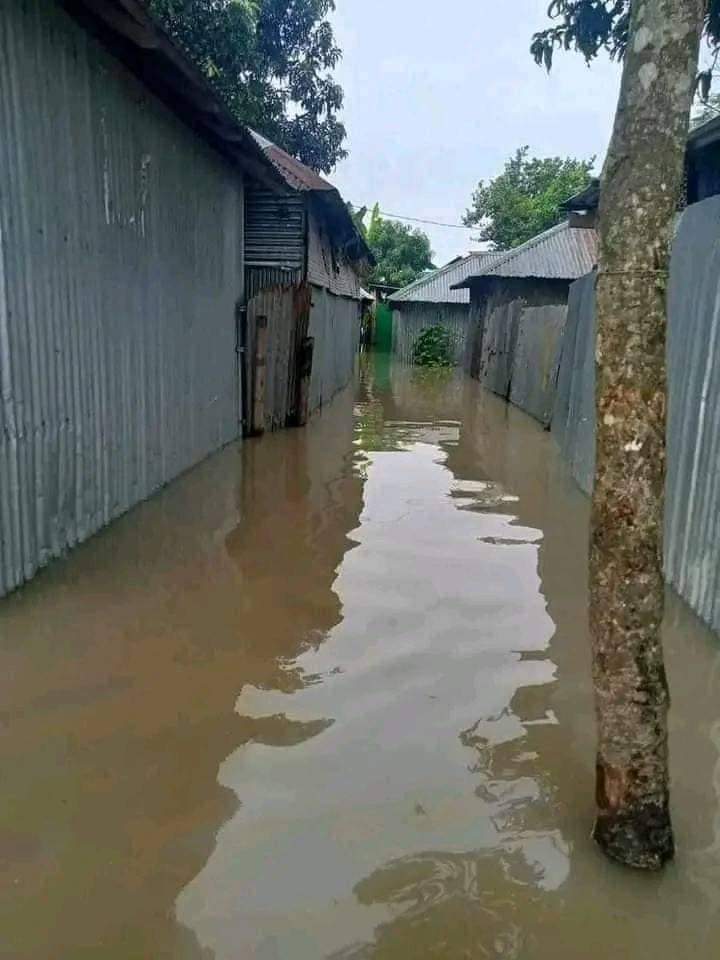 Sadia_0304's tweet photo. ধুরু!'
দুই- তিন তলা বাড়ি না ডুবলে সেটারে বন্যা কয় নাকি!'

আর উত্তরবঙ্গের মানুষ তোহ!'
ব্যাপার না!'😊 https://t.co/hIWf0Vw46V