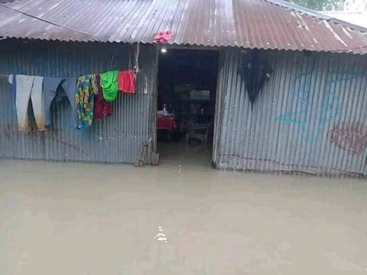 ধুরু!'
দুই- তিন তলা বাড়ি না ডুবলে সেটারে বন্যা কয় নাকি!'

আর উত্তরবঙ্গের মানুষ তোহ!'
ব্যাপার না!'😊