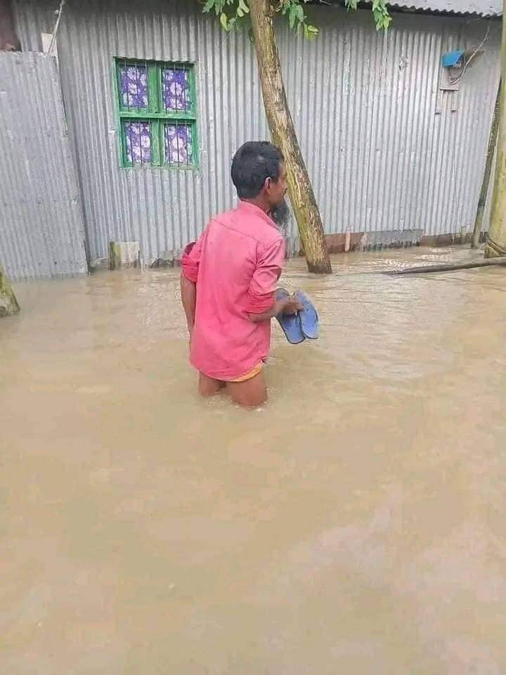 Sadia_0304's tweet photo. ধুরু!'
দুই- তিন তলা বাড়ি না ডুবলে সেটারে বন্যা কয় নাকি!'

আর উত্তরবঙ্গের মানুষ তোহ!'
ব্যাপার না!'😊 https://t.co/hIWf0Vw46V