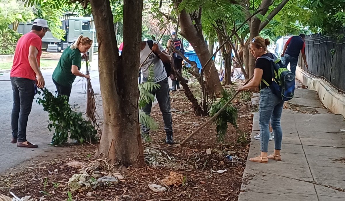 #LaHabanaViveEnMi 
Por una ciudad más limpia, porque la higiene es salud, un huracán humano hoy recorre muchas calles del Vedado capitalino para dejar a su paso un esplendor de limpieza. 
#GenteQueSuman 
#LaHabanaEsSalud 
#PlazaDeLaRevolución