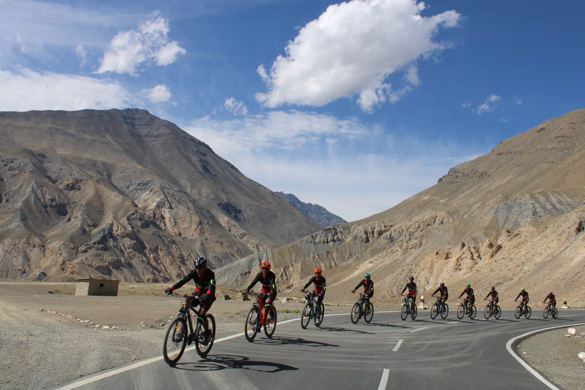 suryacommand's tweet photo. #IndianArmy
#SuryaCommand #GoldenKeyDivision
#Cycling
#Adventure
#Himalayas 
#BorderTourism

"CYCLING EXPEDITION ACROSS THE HIMALAYAS"

A #CycleExpedition undertaken by #SuryaWarriors of #GoldenKeyDivision covering 594 Kms in 10 days, from #Dehradun to #Kaurik, was flagged in by Lt Gen Anindya Sengupta, GOC-in-C #SuryaCommand.
The team navigated through the challenging terrain, #ExtremeAltitudes and #StunningLandscapes, exemplifying Indian Army's unwavering and adventurous #Spirit. The expedition aimed at promoting #Tourism in remote regions along the #Northernborders.
The Army Cdr complimented the participants for the unmatched #Grit, #Determination and #Teamwork displayed.

@adgpi
@ProDefLko
@PRODefDehradun
@SpokespersonMoD
@UBArea_IA
@HQ_IDS_India
@MinofDefIndia