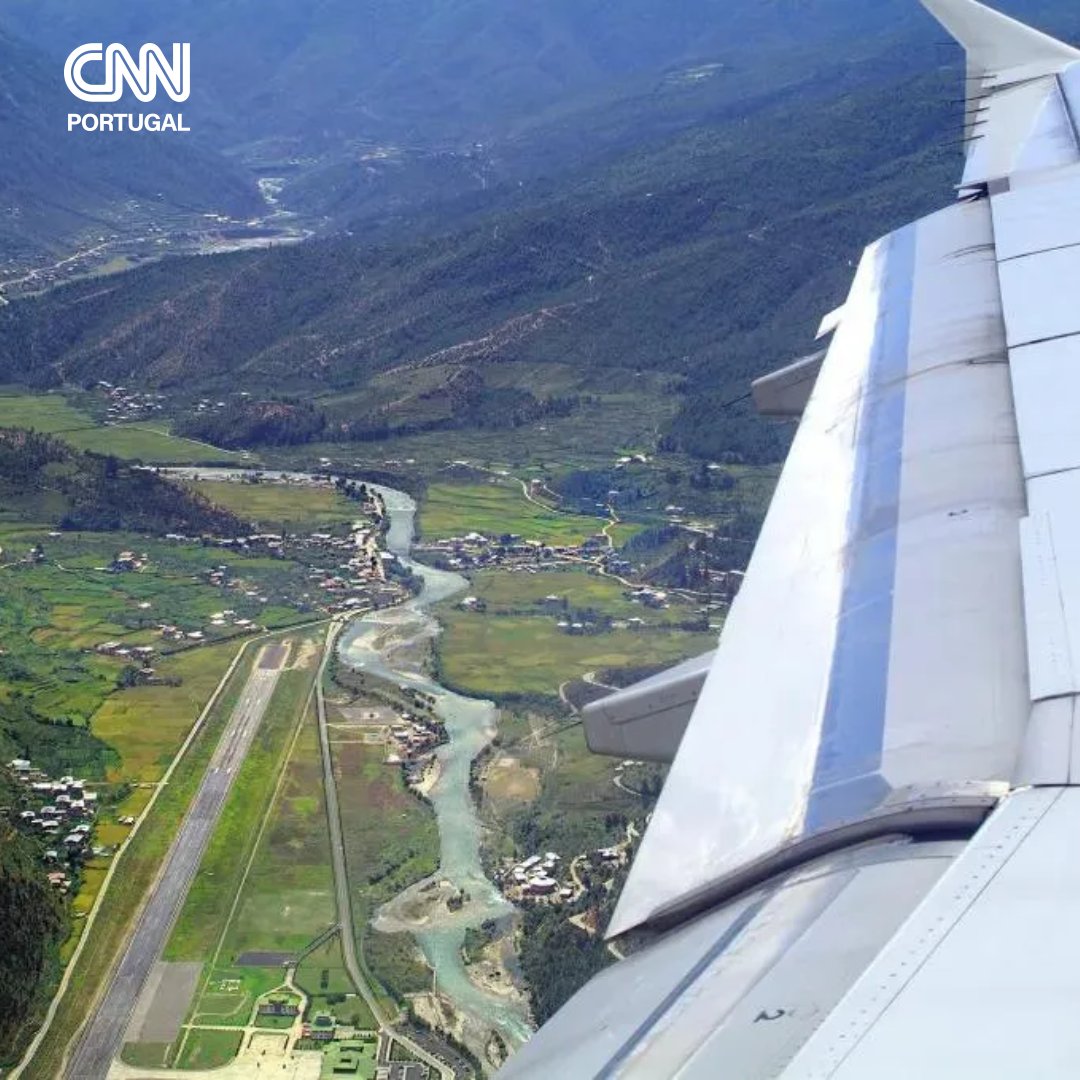 cnnportugal's tweet photo. O Aeroporto Internacional de Paro, no Butão, é reconhecido como um dos mais desafiantes do mundo para aterragens.
Saiba mais: https://t.co/O8ibmyy74a
#aeroporto #aterragem #pilotos #aviao #voo #paro #butão https://t.co/1i3byZxVcT